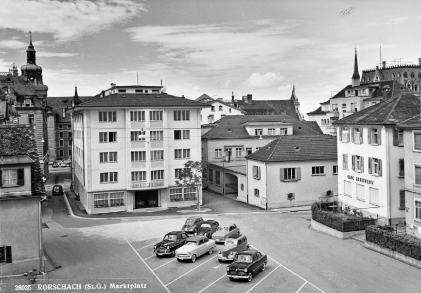 Rorschach: Marktplatz mit Hotel Münzhof und Café Marktplatz sowie parkierten Autos, 1955 (StASG W 283/1-07820).